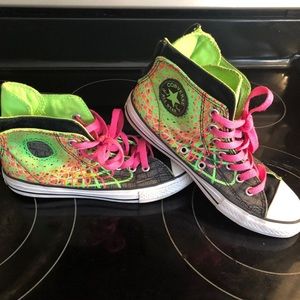 Girls size 3 converse high tops very cool